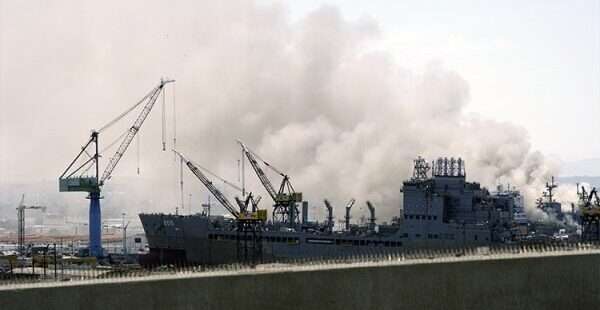 எரிந்த அமெரிக்க போர் கப்பல்