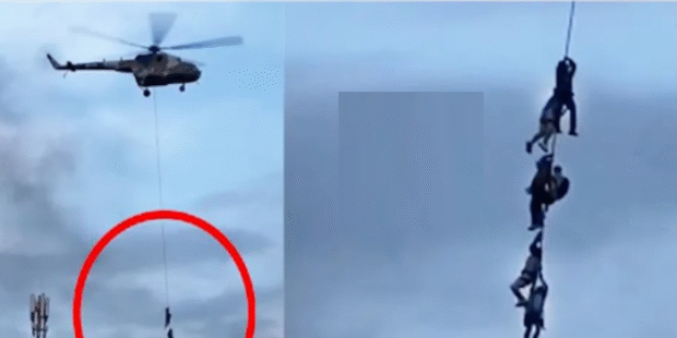 நேபாளத்தில் அரசுஅதிகாரிகளை விரட்டிய மக்கள்