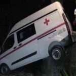 ஆம்புலன்ஸ் விபத்து பீர்கேன்களை மீட்டபொலிஸார்