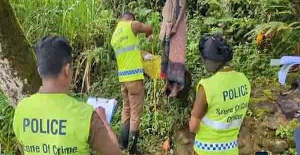 தூக்கில்தொங்கியபடி பெண்ணின் சடலம் மீட்பு