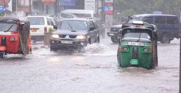 காலிநகரின் பலவீதிகள் நீரில் மூழ்கின