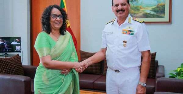 இந்திய கடற்படைத்தளபதி பிரதமரைச் சந்தித்தார்