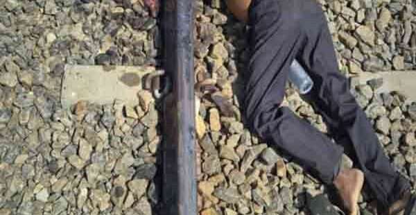 ரயிலில் மோதி உயிரிழந்த ஆணின் பாகங்கள் மீட்பு