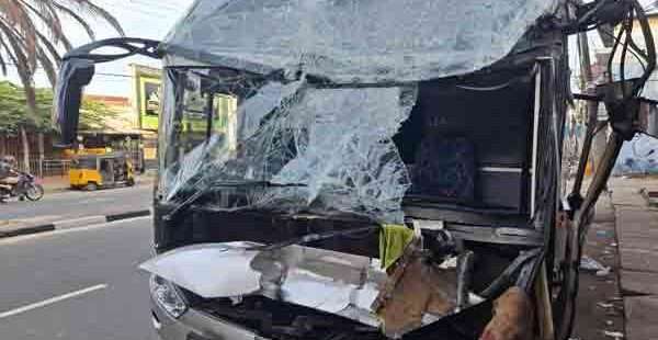 மட்டக்களப்பில் சொகுசு பேரூந்து விபத்து