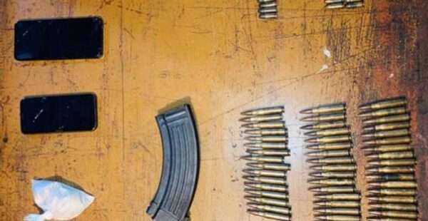 ஆயுதங்களுடன் இளைஞன் கைது