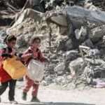 காசாவின் இடிபாடுகளில் உடல்களை மீட்க உதவி