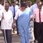 கொழும்பு மேயர் பார்வையற்றோர் குழுவுடன் நடைபயணம்