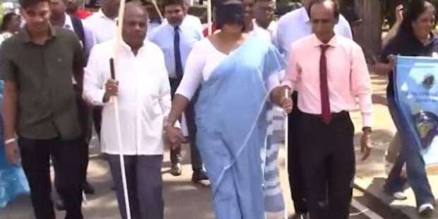 கொழும்பு மேயர் பார்வையற்றோர் குழுவுடன் நடைபயணம்