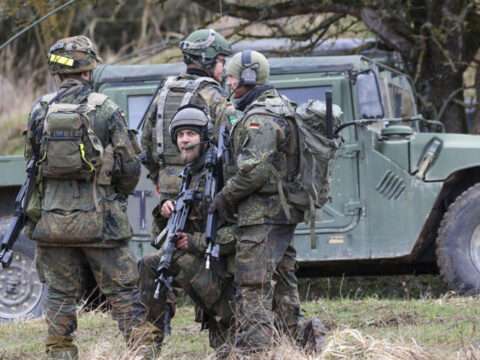 இராணுவம் திட்டங்களுக்கு நிதியளிக்க ஜெர்மனி €98 பில்லியன் கடன்