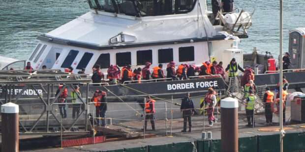 லண்டனில் தஞ்சம் கோருபவர்களுக்கு வாரத்திற்கு £100