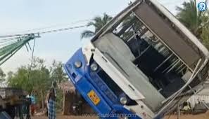 பேருந்து கவிழ்ந்ததில் பலர் காயம்