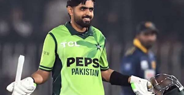 டி20 அணியில் ஷதாப் கான் மீண்டும் இடம் பெற்றுள்ளார்