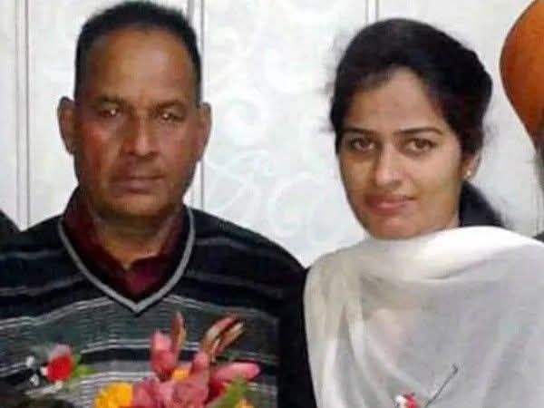 சமாளிக்க முடியாமல் திணறிப் போனார் அந்த இளம் பெண்