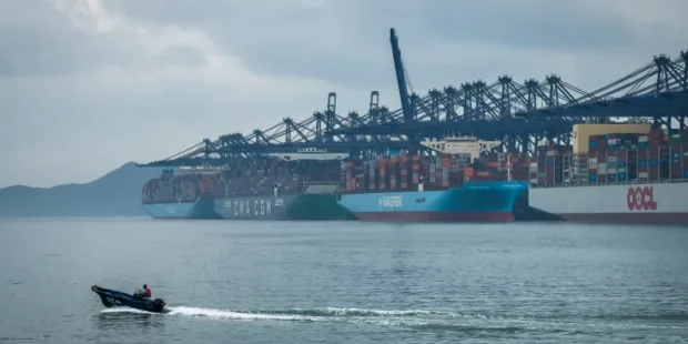 ஈரானுக்குச் செல்லும் சரக்குக் கப்பலை அமெரிக்கப் படைகள் தாக்கின