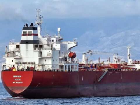 ரஷ்ய எண்ணெய் கப்பல் மீது தாக்குதல்