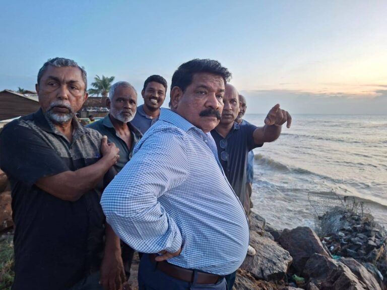உடப்பில் படம் காட்டிய மீன்பிடி அமைச்சர் படம் உள்ளே
