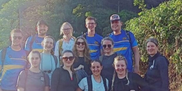 சூரிய உதயத்தைக் காணகுவியும் சுற்றுலாப் பயணிகள்