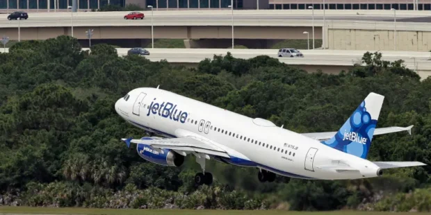 நடுவானில் மிக பெரும் விமான விபத்து தப்பிய பயணிகள் விமானம்