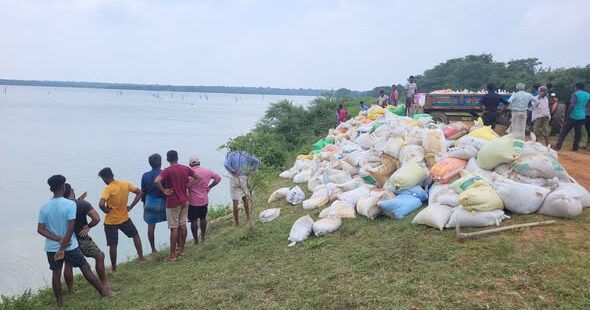 அக்கராஜன் குளத்தின் அணைக்கட்டில் உடைவு படங்கள் உள்ளே