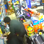 லண்டனில் தமிழ் கடையை எரிக்க வந்த திருடன் விழுந்த தர்ம அடி