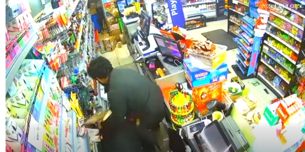 லண்டனில் தமிழ் கடையை எரிக்க வந்த திருடன் விழுந்த தர்ம அடி