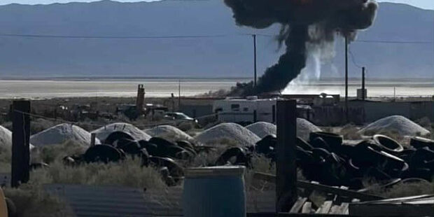 வானில் வெடித்து சிதறிய அமெரிக்க F 16 போர் விமானம்