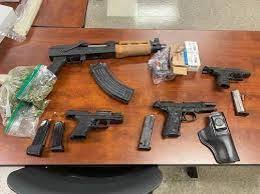 8000 க்கும் மேற்பட்ட அரசு வழங்கிய துப்பாக்கிகள்