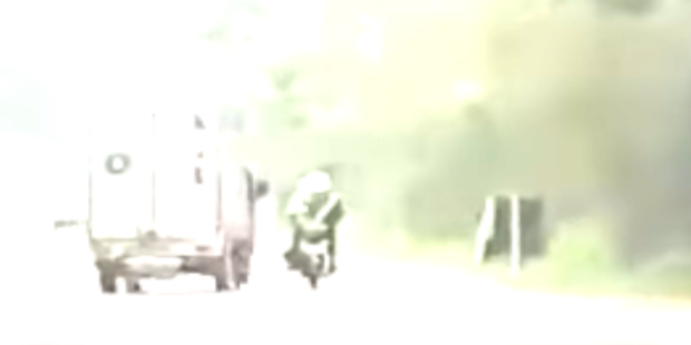 வவுனியாவில் பொலிசாரை மோதி தள்ளிய வண்டி