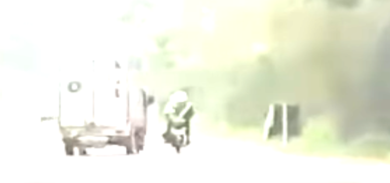 வவுனியாவில் பொலிசாரை மோதி தள்ளிய வண்டி