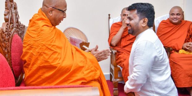 பிக்கு முன் மண்டியிட்ட அனுரா