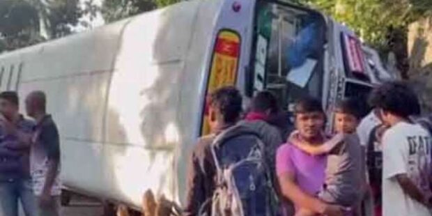 ஹல்துமுல்லையில் பேருந்து கவிழ்ந்தது