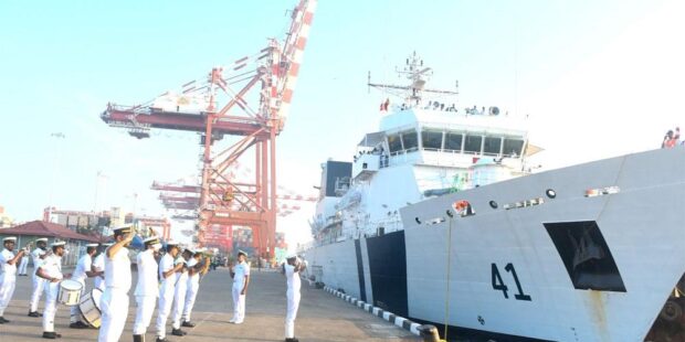 இலங்கையில் 2இந்தியா போர் கப்பல்கள்