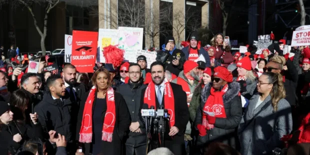 டிரம்புக்கு எதிராக தாதியர்கள் போராட்டம்