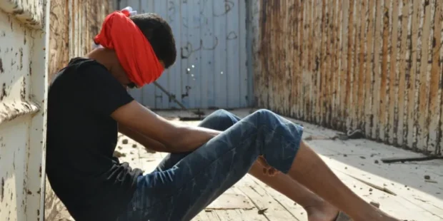 நிர்வாணமாக ஐக்கிய அரபு எமிரேட்ஸ் நடத்தும் சிறையில் சித்திரவதை