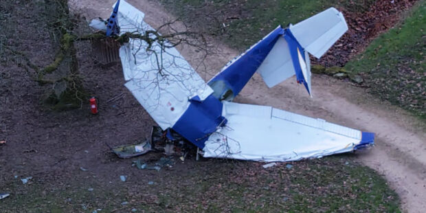 வீழ்ந்து நொறுங்கிய விமானம் விமானி காயம்