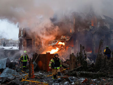 ரஷ்ய தாக்குதலில் எரியும் உக்ரைன்