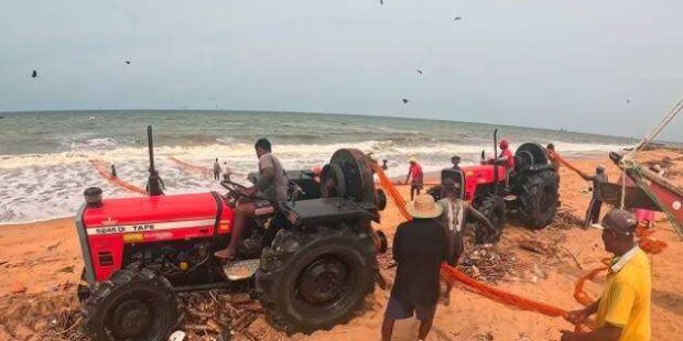 டிராக்டர் உதவியுடன் கில்வலை மீன்பிடித்தலுக்கு தடை