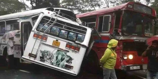 தனியார் பேருந்துகள் நேருக்கு நேர் மோதி விபத்து