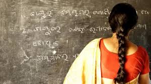 மாணவியைத் தாக்கியதில் ஆசிரியர் சிக்கலில்