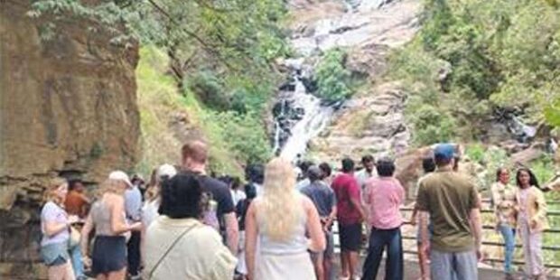 ராவண எல்லாவில் சுற்றுலாப் பயணிகளின் பெருந்திரளான வருகை