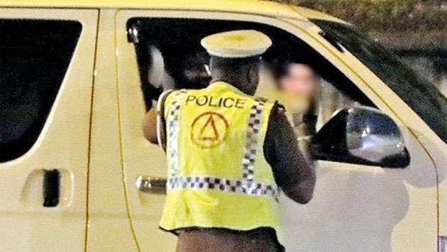 இலங்கை பொலிஸார் அதிரடி வாகன சோதனை