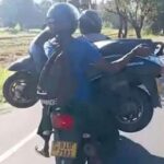 எரிபொருள் தேடி ஸ்கூட்டரை எடுத்துச் செல்லும் ஸ்கூட்டர்