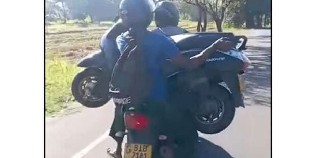 எரிபொருள் தேடி ஸ்கூட்டரை எடுத்துச் செல்லும் ஸ்கூட்டர்