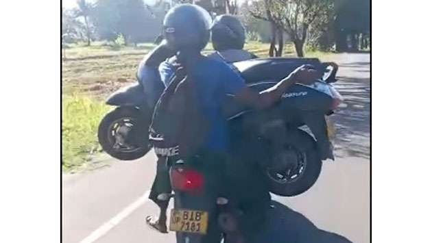 எரிபொருள் தேடி ஸ்கூட்டரை எடுத்துச் செல்லும் ஸ்கூட்டர்