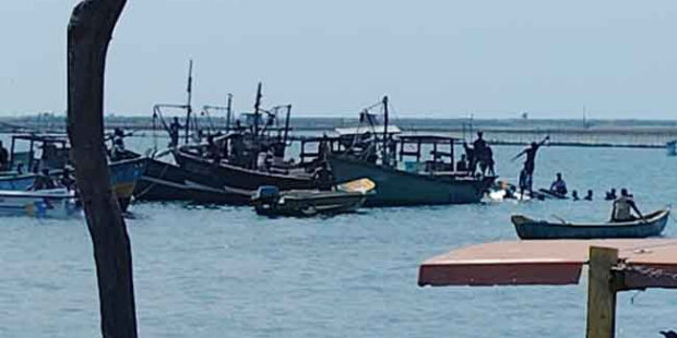 யாழில் படகு கவிழ்ந்து 15பேர் மாயம்