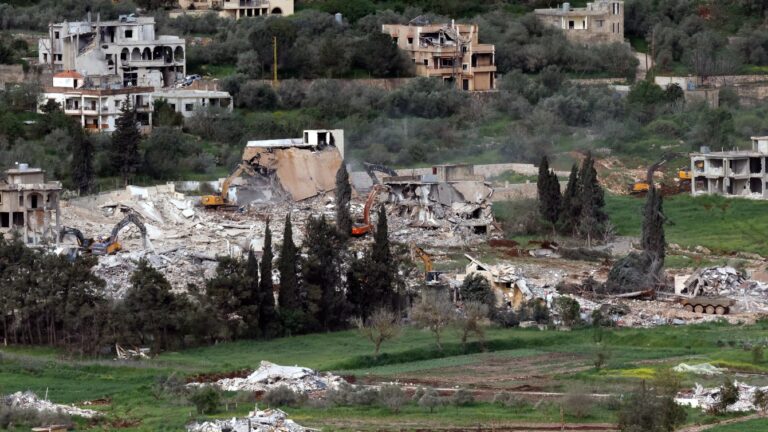 லெபனானில் வீடுகளை குண்டு வைத்து தகர்க்கும் இஸ்ரேல் இராணுவம்