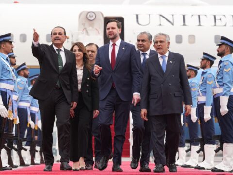 ஈரானுடன் பேச பாகிஸ்தான் வந்தடைந்த அமெரிக்கா பேச்சு குழு