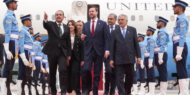 ஈரானுடன் பேச பாகிஸ்தான் வந்தடைந்த அமெரிக்கா பேச்சு குழு