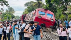 தடம் புரண்ட ரயில் பயணிகள் அவதி