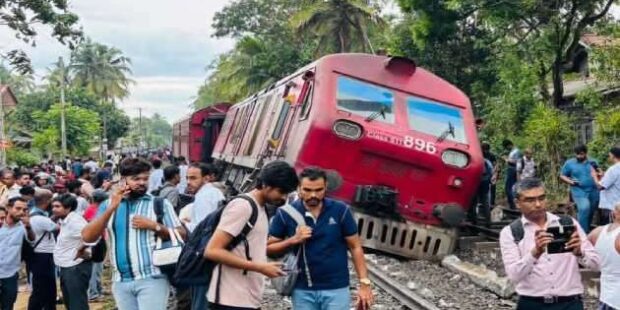 தடம் புரண்ட ரயில் பயணிகள் அவதி